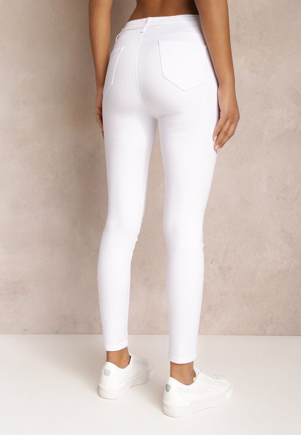 Renee - Białe Spodnie Skinny z Wysokim Stanem i Ozdobną Chustką Hyadia. Okazja: na co dzień. Stan: podwyższony. Kolor: biały. Styl: casual