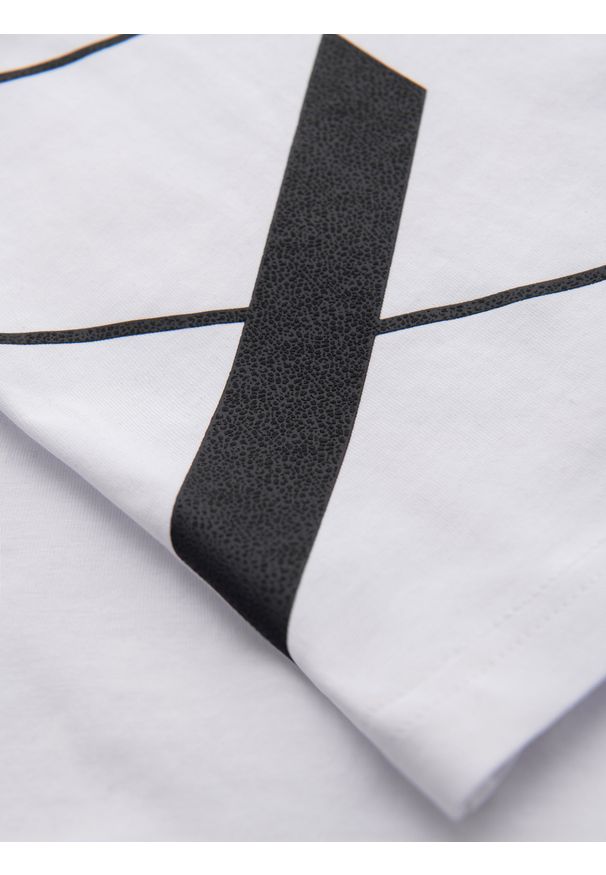 Ombre Clothing - Koszulka męska z bawełnianego jerseyu z dużym bocznym napisem – biała V2 OM-TSPT-0213 - XXL. Okazja: na co dzień. Kolor: biały. Materiał: jersey, bawełna. Wzór: napisy. Styl: sportowy, klasyczny, casual
