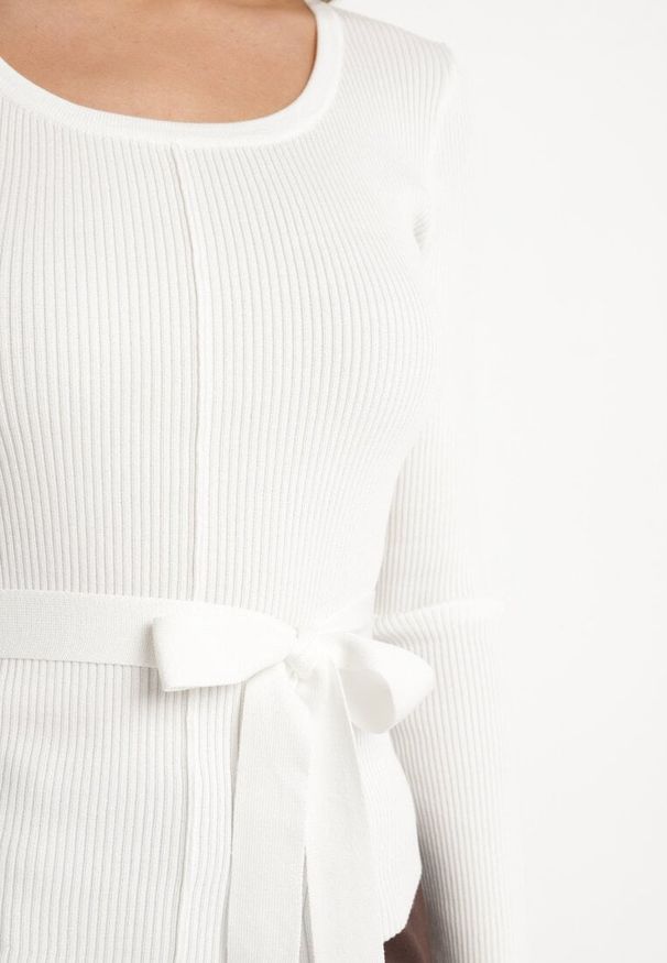 Born2be - Biały Sweter z Asymetrycznym Dekoltem i Paskiem w Talii z Wiskozy Corneliza. Okazja: na co dzień. Kolor: biały. Materiał: wiskoza. Długość rękawa: długi rękaw. Długość: długie. Styl: casual