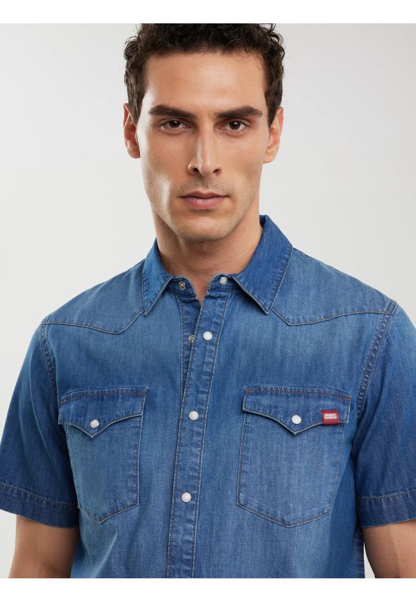 Big-Star - Koszula męska jeansowa z krótkim rękawem niebieska Short Sleeve Western 377. Kolor: niebieski. Materiał: jeans. Długość rękawa: krótki rękaw. Długość: krótkie. Sezon: lato. Styl: wizytowy