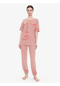 Triumph Piżama 10214839 Różowy Relaxed Fit. Kolor: różowy. Materiał: bawełna #1
