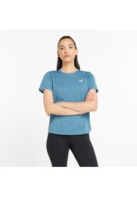 Koszulka damska New Balance WT41253TUM – niebieska. Kolor: niebieski. Materiał: poliester. Długość rękawa: krótki rękaw. Długość: krótkie. Sport: fitness