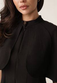 Born2be - Czarna Elegancka Sukienka Rozkloszowana z Narzutką Imitującą Pelerynkę Faneno. Okazja: na randkę. Kolor: czarny. Typ sukienki: proste, rozkloszowane. Styl: elegancki #2
