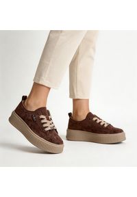 Sneakersy damskie Filippo,na grubej ryflowanej podeszwie z zamszową cholewką i kontrastowymi sznurówkami, brązowe, DP6122/26. Okazja: na co dzień. Zapięcie: sznurówki. Kolor: brązowy. Materiał: zamsz. Szerokość cholewki: normalna. Sport: turystyka piesza #6