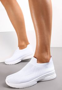 Born2be - Białe Płaskie Buty Sportowe z Elastyczną Cholewką przed Kostkę Atale. Wysokość cholewki: przed kostkę. Zapięcie: bez zapięcia. Kolor: biały. Szerokość cholewki: normalna. Sezon: wiosna, lato #3