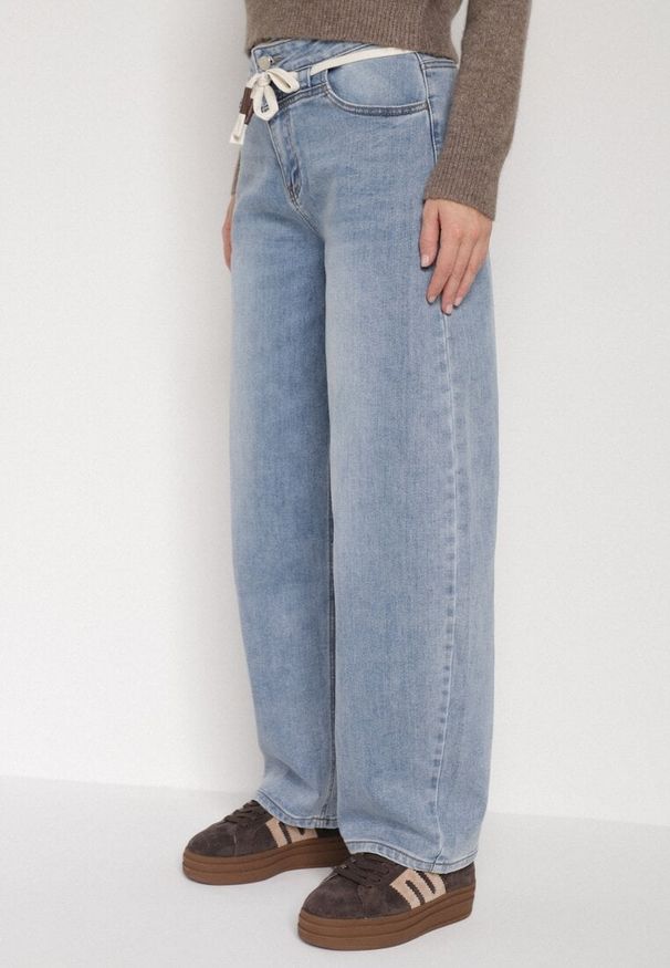 Born2be - Niebieskie Jeansy Balloon z Regularnym Stanem i Ozdobnym Wiązaniem Rislyn. Okazja: na co dzień. Kolor: niebieski. Styl: casual, klasyczny