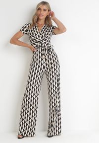 Born2be - Beżowy Długi Kombinezon Kopertowy Wiązany w Pasaie Braya. Kolor: beżowy. Materiał: materiał. Długość: długie. Wzór: geometria, aplikacja #1