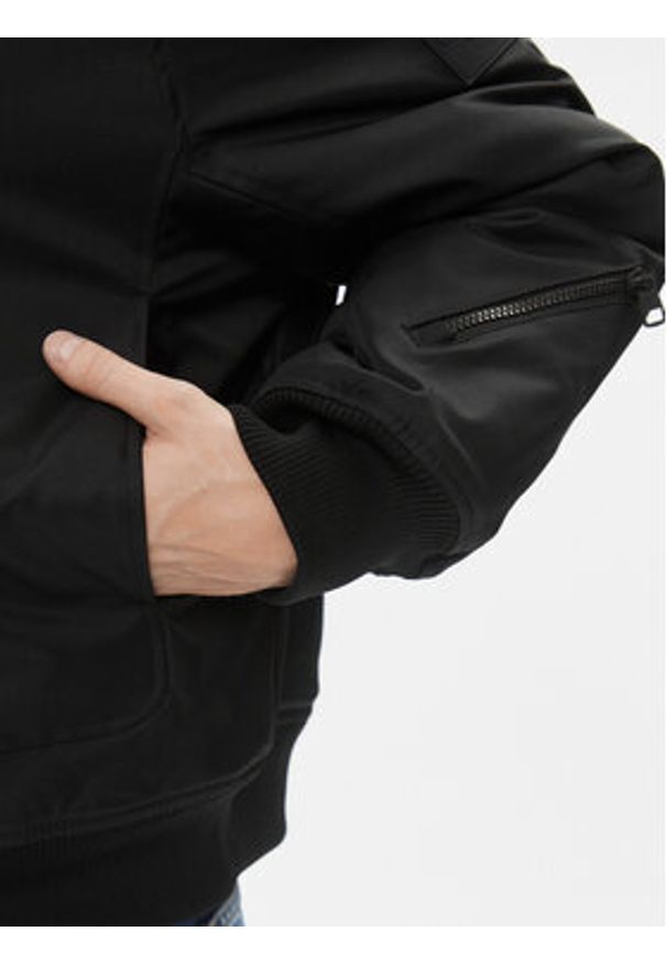 Calvin Klein Jeans Kurtka bomber J30J324070 Czarny Relaxed Fit. Kolor: czarny. Materiał: syntetyk