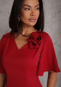 Renee - Czerwona Zwiewna Sukienka Wieczorowa VICES z Aplikacją 3D w Kształcie Kwiatu Themira. Typ kołnierza: dekolt w kształcie V. Kolor: czerwony. Wzór: aplikacja, kwiaty. Styl: wizytowy #8