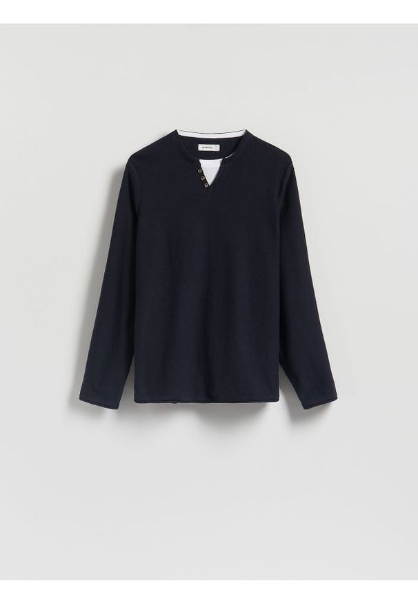 Reserved - Longsleeve henley - granatowy. Typ kołnierza: typu henley. Kolor: niebieski. Materiał: bawełna. Długość rękawa: długi rękaw