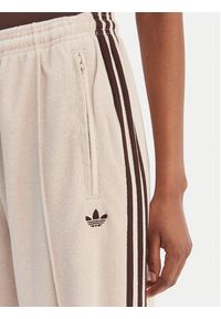 Adidas - adidas Spodnie dresowe Terry Towel Firebird KQ6661 Beżowy Loose Fit. Kolor: beżowy. Materiał: bawełna #5