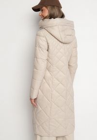 Born2be - Beżowa Długa Pikowana Kurtka z Kapturem Sisilara. Okazja: na co dzień, na spacer. Typ kołnierza: kaptur. Kolor: beżowy. Długość: długie. Sezon: zima, jesień. Styl: klasyczny, casual, elegancki #2