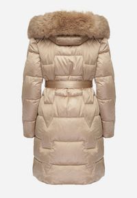 Born2be - Beżowa Pikowana Kurtka o Długim Kroju Ozdobiona Paskiem i Odpinanym Futerkiem Milirra. Okazja: na spacer. Kolor: brązowy. Materiał: futro. Długość: długie. Wzór: aplikacja. Styl: wizytowy, elegancki #6