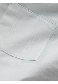 Ombre Clothing - Bawełniany męski t-shirt z nadrukiem na kieszonce – jasnoszary V10. Okazja: na co dzień. Kolor: szary. Materiał: bawełna. Wzór: nadruk. Styl: casual #4