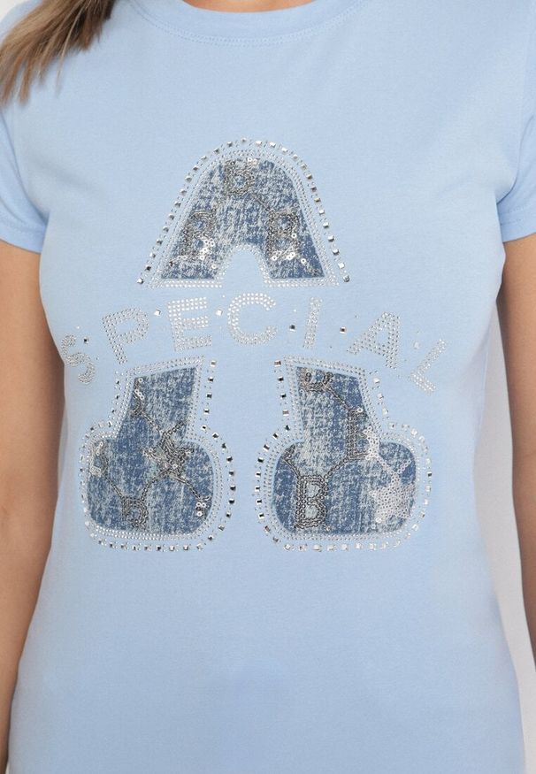 Born2be - Jasnoniebieski Bawełniany T-shirt Ozdobiony Napisem i Cyrkoniami Isnorea. Okazja: na co dzień. Kolor: niebieski. Materiał: bawełna. Wzór: napisy, aplikacja. Styl: glamour, casual