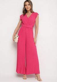 Born2be - Fuksjowy Kombinezon o Kopertowym Kroju z Plisami i Paskiem w Talii Salivania. Okazja: na wesele, na studniówkę, na imprezę, na ślub cywilny. Kolor: różowy. Styl: elegancki, klasyczny #7