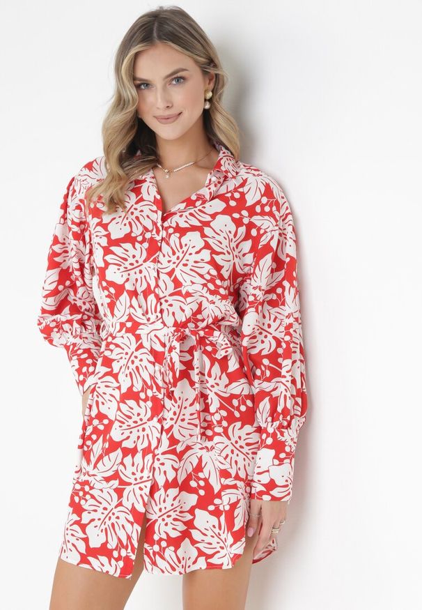Born2be - Czerwona Koszulowa Sukienka Mini z Materiałowym Paskiem i Szerokimi Mankietami Fidonisa. Kolor: czerwony. Materiał: materiał. Długość rękawa: długi rękaw. Wzór: kwiaty, nadruk. Typ sukienki: koszulowe. Długość: mini