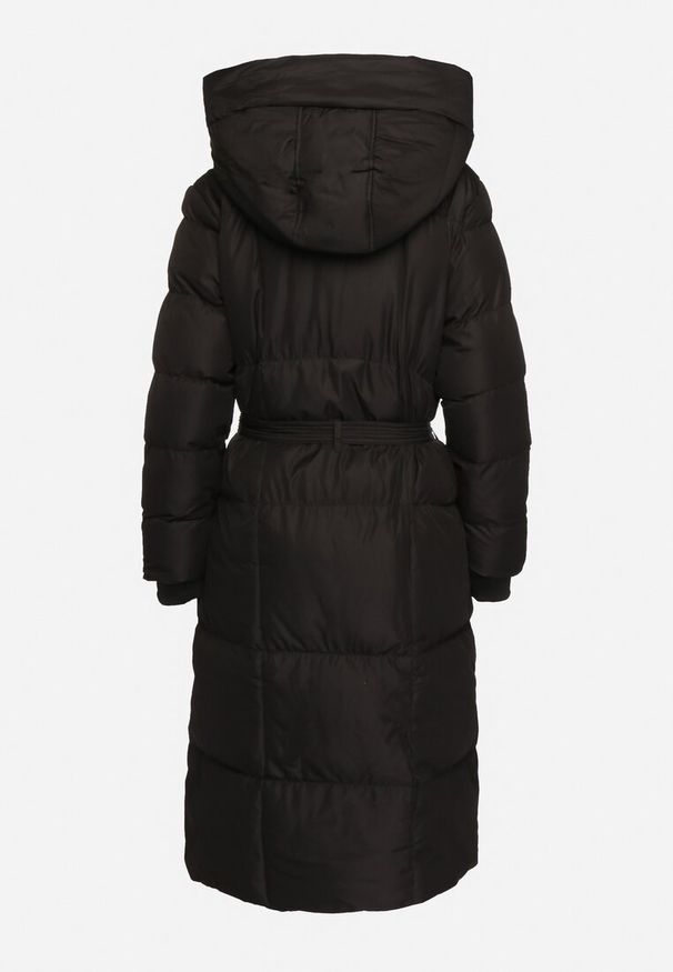 Born2be - Czarna Długa Kurtka Pikowana z Kapturem i Wysokim Kołnierzem Wiązana w Talii Zevrira. Okazja: na co dzień. Typ kołnierza: kaptur. Kolor: czarny. Materiał: jeans, materiał. Długość: długie. Styl: elegancki, casual, sportowy, klasyczny