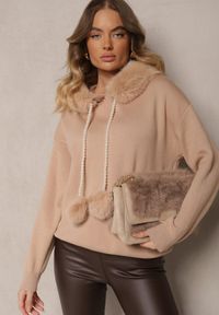 Renee - Beżowa Bluza z Wiskozą i Kapturem Ozdobiony Futerkiem Pomponami i Perełkami Aizavia. Kolor: beżowy. Materiał: futro, wiskoza. Wzór: aplikacja. Sezon: zima #5