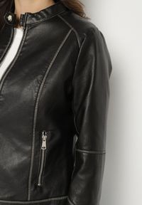 Born2be - Czarna Kurtka Ramoneska Ozdobiona Suwakami i Paskiem Idivaria. Okazja: na co dzień. Kolor: czarny. Materiał: jeans. Wzór: aplikacja. Styl: casual, elegancki, rockowy #4