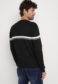 Born2be - Czarny Sweter z Wełną i Paskami Sailissa. Kolor: czarny. Materiał: wełna. Wzór: paski. Styl: elegancki #4