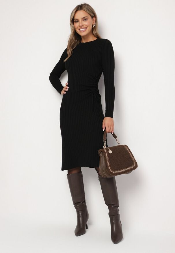 Born2be - Czarna Dopasowana Sukienka z Wiskozą z Prążkowanego Materiału Ściągana Troczkiem Eleavia. Okazja: na co dzień. Kolor: czarny. Materiał: prążkowany, wiskoza, materiał. Wzór: aplikacja. Styl: casual