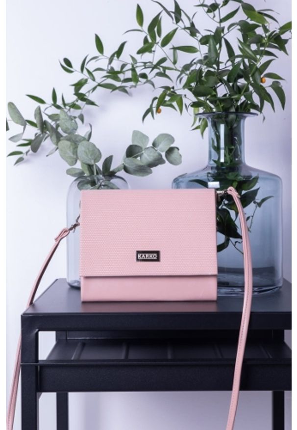 ZAIR - Torebka kopertówka pastelowa mała z wzorem kratki puder róż. Kolor: różowy. Wzór: kratka. Rodzaj torebki: na ramię