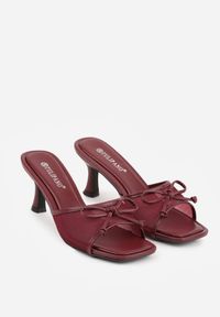 Born2be - Bordowo-Czerwone Siateczkowe Klapki na Szpilce Ozdobione Kokardą Vikisae. Okazja: na co dzień. Kolor: czerwony. Materiał: jeans. Wzór: aplikacja. Obcas: na szpilce. Styl: casual #6