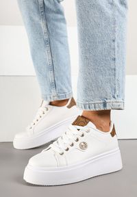 Renee - Biało-Brązowe Sneakersy na Grubej Podeszwie z Metalowym Detalem Aelippa. Zapięcie: sznurówki. Kolor: biały. Materiał: jeans. Wzór: aplikacja #5