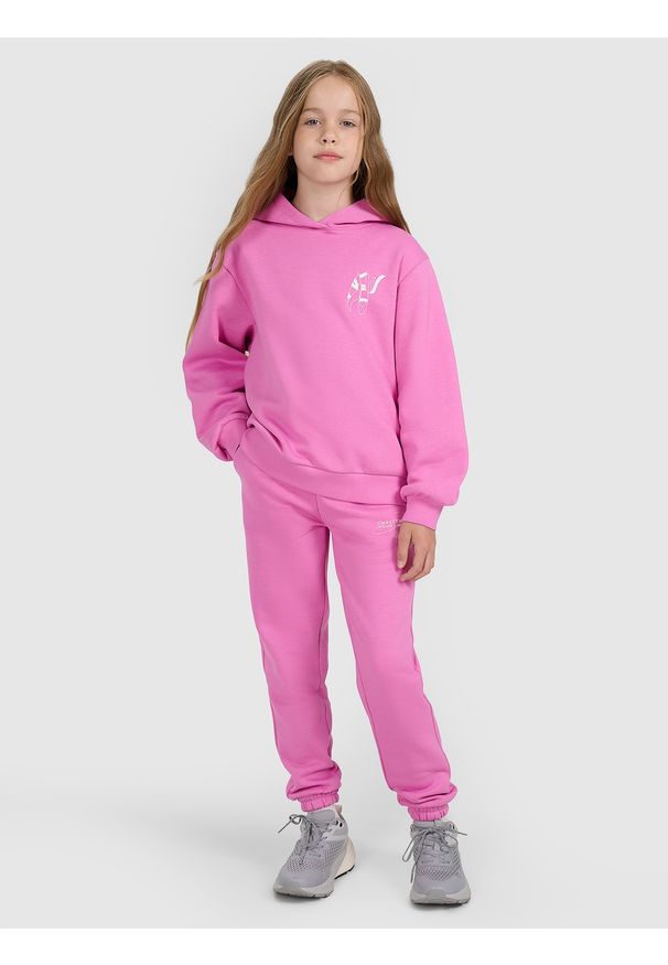 4f - 4F Bluza dresowa nierozpinana z kapturem dziewczęca - różowa 164 (13-14 lat). Okazja: na co dzień. Typ kołnierza: kaptur. Kolor: różowy. Materiał: dresówka. Wzór: gładki, nadruk, ze splotem. Sezon: lato. Styl: casual, klasyczny, sportowy