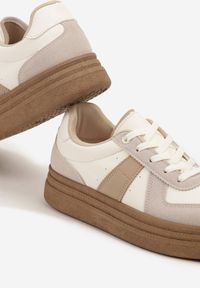 Renee - Ciemnobeżowe Sneakersy w Stylu Kultowych Tenisówek na Grubej Podeszwie Nanniris. Nosek buta: okrągły. Zapięcie: sznurówki. Kolor: beżowy. Materiał: materiał. Obcas: na obcasie. Wysokość obcasa: niski