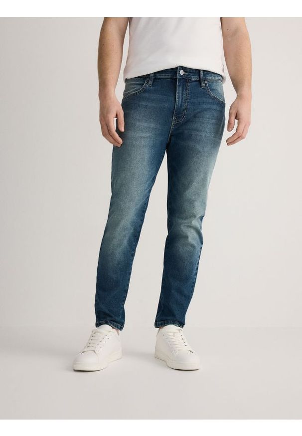 Reserved - Jeansy carrot slim z efektem sprania - indigo jeans