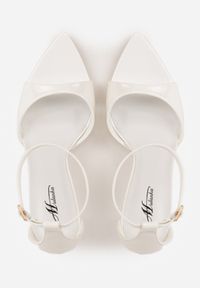 Born2be - Białe Eleganckie Sandały Lakierowane na Szpilce ze Sprzączką i Noskiem w Szpic Liviana. Okazja: na co dzień. Zapięcie: sprzączka. Kolor: biały. Materiał: lakier. Obcas: na szpilce. Styl: elegancki #2