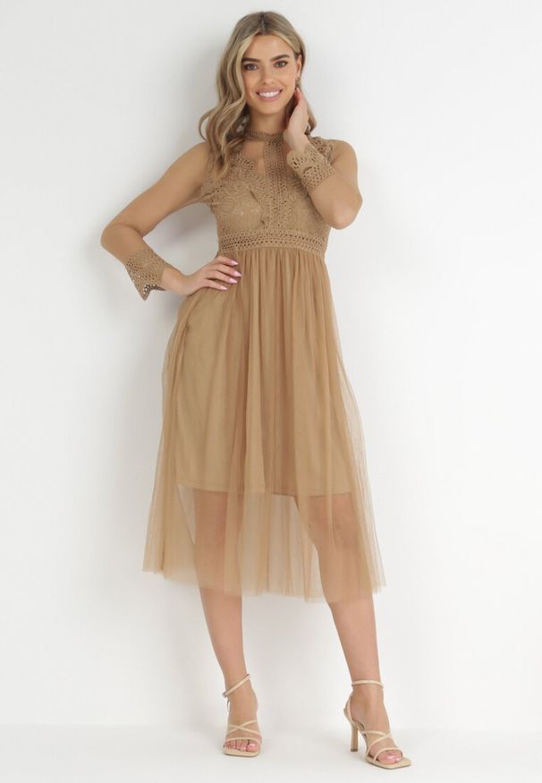 Born2be - Ciemnobeżowa Sukienka Describi. Kolor: beżowy. Materiał: tiul, koronka. Długość rękawa: długi rękaw. Wzór: aplikacja, koronka. Styl: elegancki, wizytowy. Długość: midi