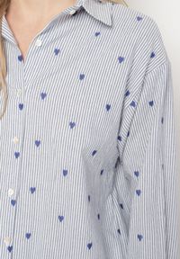 Born2be - Niebieska Bawełniana Koszula w Paski i Serduszka Fennissa. Okazja: do pracy, na spotkanie biznesowe. Kolor: niebieski. Materiał: bawełna. Długość rękawa: długi rękaw. Długość: długie. Wzór: paski. Styl: biznesowy #6