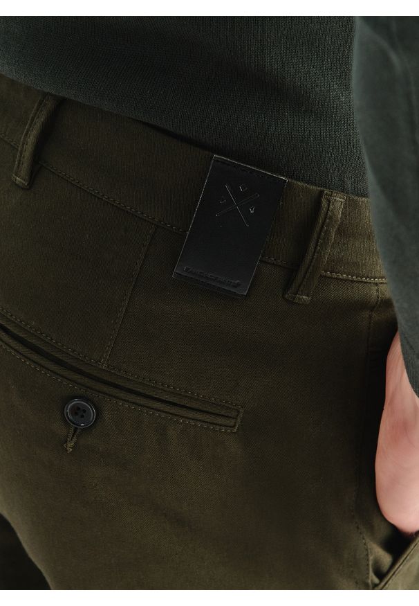 Pako Lorente - PAKO LORENTE – Zielone spodnie męskie o kroju Slim Fit. Kolor: zielony. Materiał: bawełna, elastan. Wzór: gładki. Styl: klasyczny