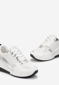 Born2be - Białe Sneakersy na Niskiej Koturnie Sandrilla. Nosek buta: okrągły. Zapięcie: sznurówki. Kolor: biały. Materiał: materiał. Sezon: lato, jesień, wiosna. Obcas: na koturnie. Wysokość obcasa: średni