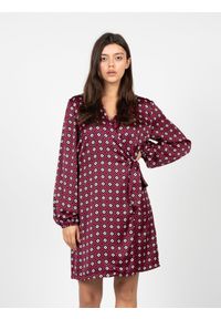 Liu Jo Sukienka | WF2100 T5958 | Kobieta | Różowy. Okazja: na randkę, na imprezę. Typ kołnierza: dekolt kopertowy. Kolor: różowy. Materiał: poliester. Długość rękawa: długi rękaw. Typ sukienki: dopasowane, kopertowe. Styl: elegancki. Długość: mini #3