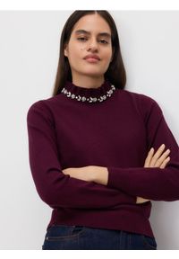Reserved - Sweter z ozdobną aplikacją - ciemnofioletowy. Kolor: fioletowy. Materiał: wiskoza, dzianina. Wzór: aplikacja