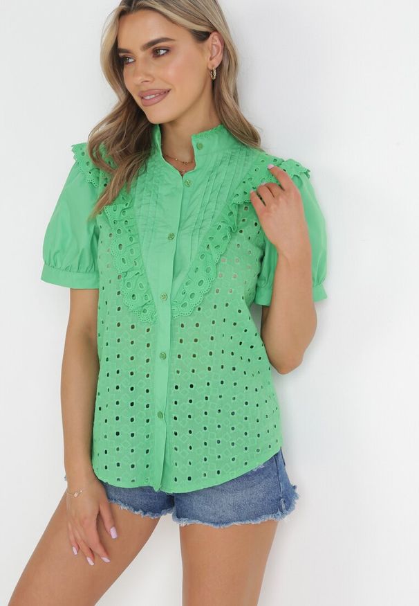 Born2be - Zielona Koronkowa Koszula ze Stójką i Ozdobnym Haftem Astralee. Typ kołnierza: kołnierzyk stójkowy. Kolor: zielony. Materiał: koronka. Długość rękawa: krótki rękaw. Długość: krótkie. Wzór: haft