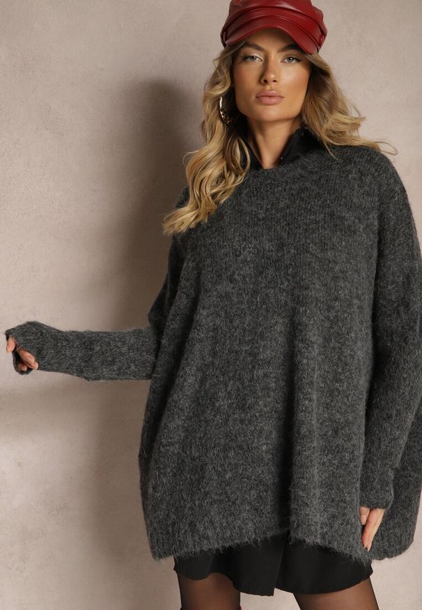 Renee - Ciemnoszary Casualowy Sweter Oversize Allethia. Okazja: na co dzień. Kolor: szary. Styl: casual