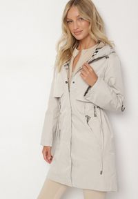 Born2be - Beżowa Kurtka Parka z Kapturem ze Wzorem w Kratę i Podpinanymi Rękawami Gavaria. Okazja: na co dzień, na spotkanie biznesowe. Typ kołnierza: kaptur. Kolor: beżowy. Materiał: jeans. Styl: biznesowy, klasyczny, casual, elegancki #1