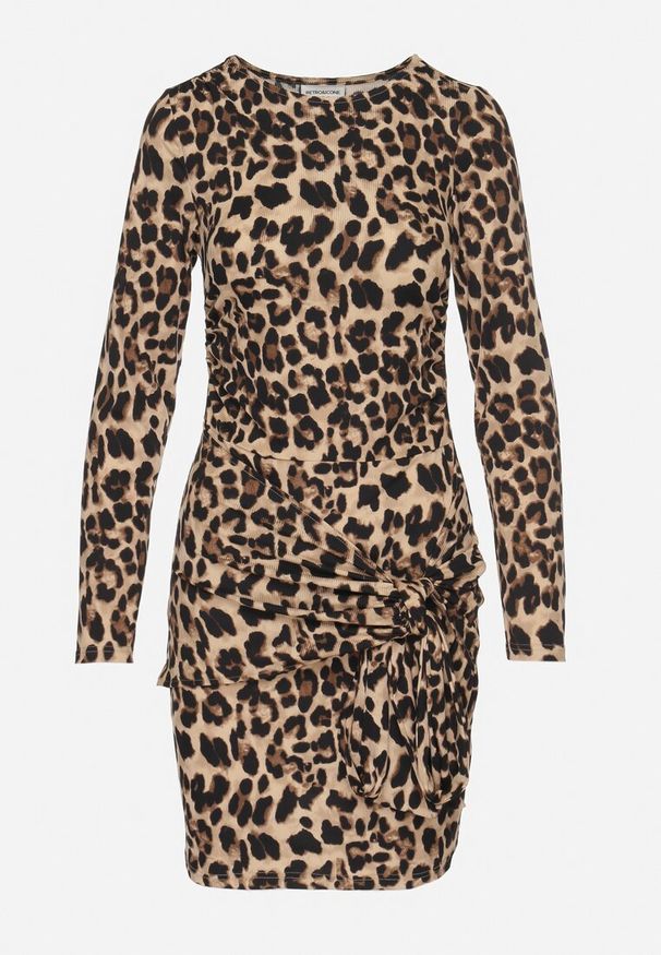Born2be - Ciemnobeżowa Dopasowana Sukienka Dzianinowa w Panterkę z Ozdobnym Marszczeniem Trilabina. Okazja: na co dzień. Kolor: beżowy. Materiał: dzianina. Długość rękawa: długi rękaw. Wzór: motyw zwierzęcy. Typ sukienki: dopasowane. Styl: klasyczny, casual, elegancki