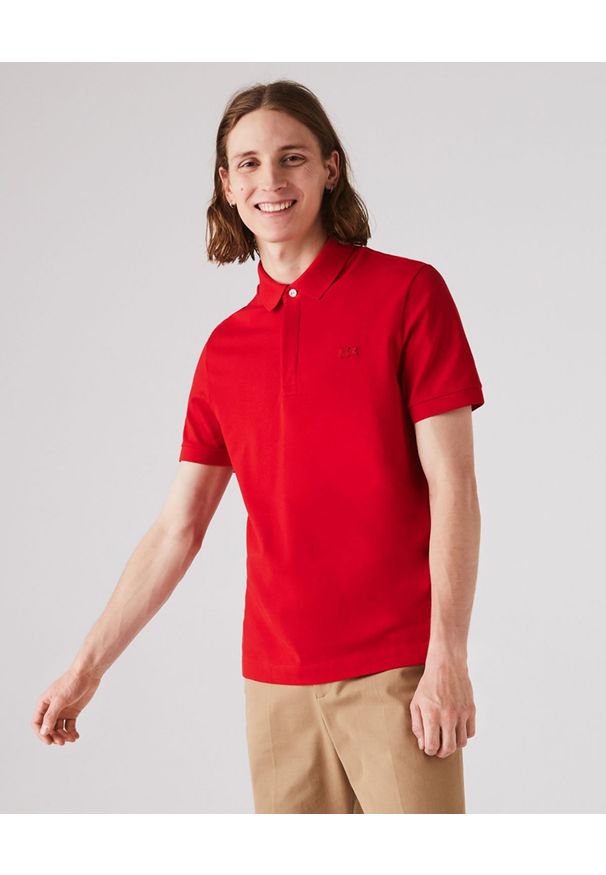 Lacoste - LACOSTE - Czerwony t-shirt polo z bawełnianej piki Regular Fit. Typ kołnierza: polo. Kolor: czerwony. Materiał: bawełna