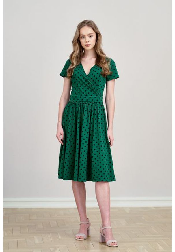 Marie Zélie - Sukienka Larissa ciemnozielona w kropki krótki rękaw. Typ kołnierza: dekolt kopertowy. Kolor: zielony. Materiał: bawełna, dzianina, materiał, elastan, skóra. Długość rękawa: krótki rękaw. Wzór: kropki. Typ sukienki: kopertowe