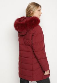 Born2be - Bordowa Pikowana Kurtka z Kapturem z Futerkiem Espenna. Okazja: na co dzień. Typ kołnierza: kaptur. Kolekcja: plus size. Kolor: czerwony. Materiał: futro. Sezon: zima. Styl: casual, elegancki #4