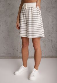 Renee - Czarno-Białe Casualowe Szorty High Waist w Prążki z Bawełnianej Tkaniny Lennliss. Okazja: na co dzień. Stan: podwyższony. Kolor: biały. Materiał: tkanina, bawełna. Wzór: prążki. Sezon: lato. Styl: casual #5