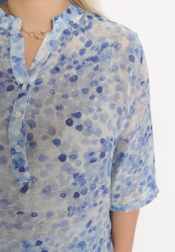 Born2be - Jasnoniebieska Transparentna Bluzka z Rękawami 3/4 i Rozszerzanym Dołem Jenniffi. Kolekcja: plus size. Kolor: niebieski. Sezon: lato, wiosna