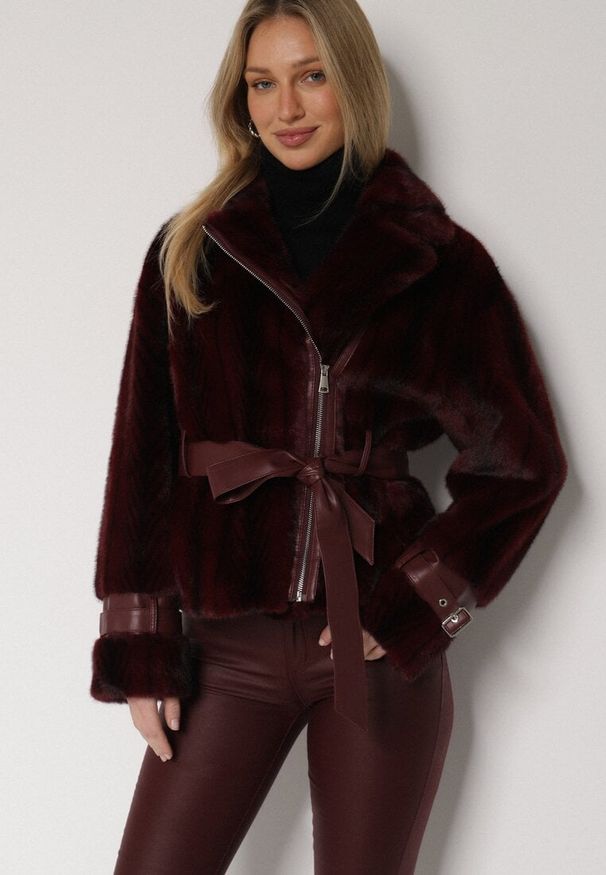 Born2be - Bordowa Futrzana Kurtka z Paskiem z Imitacji Skóry i Ozdobnymi Sprzączkami Oryss. Okazja: na co dzień. Kolor: czerwony. Materiał: skóra, futro. Styl: casual