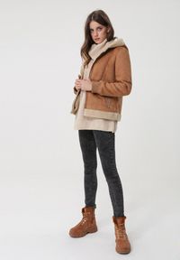 Born2be - Beżowy Golf Oversize Out Of This World. Okazja: na spacer, na co dzień. Typ kołnierza: golf. Kolor: beżowy. Materiał: wiskoza, jeans, dzianina, skóra. Długość: długie. Wzór: prążki. Styl: elegancki, casual, klasyczny #2